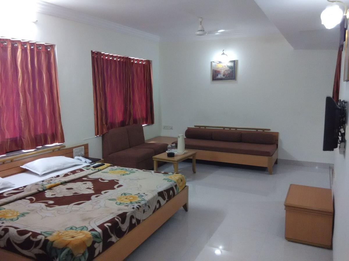 Hotel Galaxy סוראט מראה חיצוני תמונה